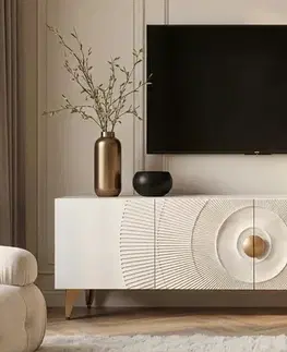 Estila Designový etno bílý TV stolek Cumbria se čtyřmi dvířky se zlatými detaily a reliéfem s motivem paprsků 180 cm