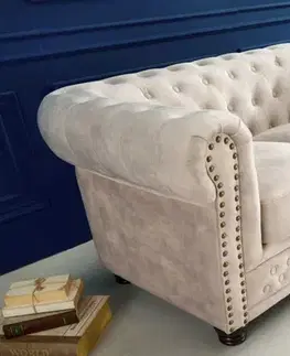 Estila Chesterfield dvousedačka Contessa se sametovým čalouněním ve světlé barvě šampaňského s masivními nožičkami 150cm