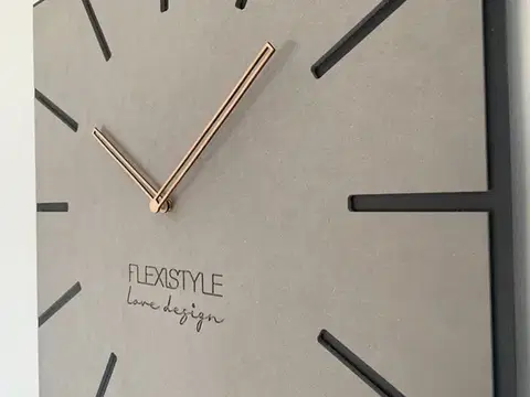 Stylové čtvercové hodiny ve světle šedé barvě