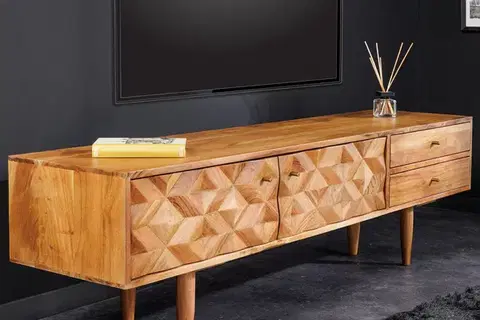 Estila Designový retro televizní stolek Camille z akaciového masivu se dvěma šuplíky a dvěma dvířky s designem mozaiky 145cm