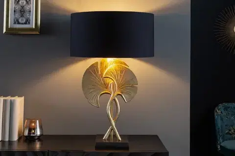 Estila Art deco stolní lampa Miserei se zlatou konstrukcí ve tvaru listů ginka a černým kulatým stínítkem 62cm