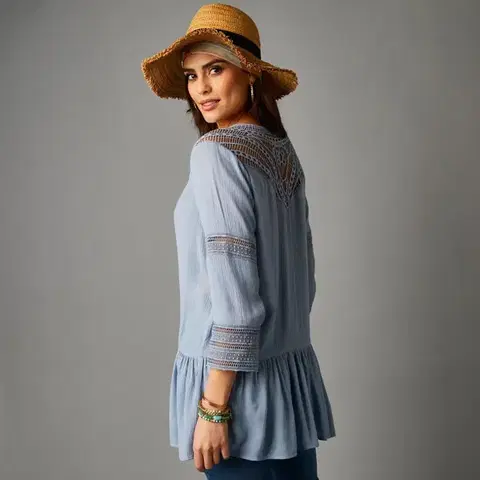 Kreponová halenka s macramé vzadu