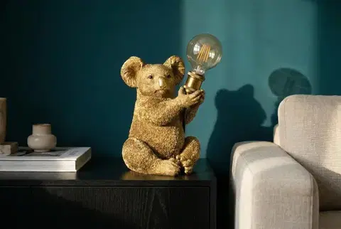 Estila Designová glamour stolní lampa Tierra Glam ve zlaté barvě v podobě sedící koaly držící kulaté skleněné stínítko 34 cm