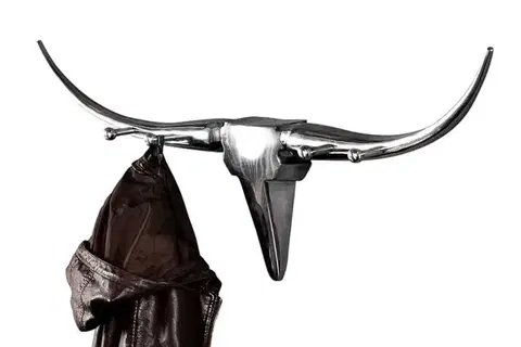 Estila Stylový glamour nástěnný kovový věšák Bull s venkovským nádechem ve stříbrné chromové barvě se čtyřmi háčky 100 cm