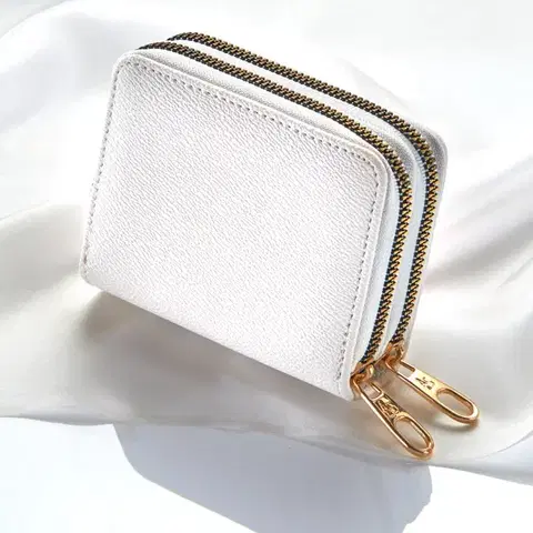 Peněženka s monogramem a RFID ochranou