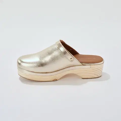 Kožené dřeváky na platformě