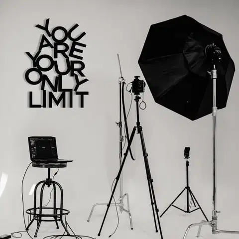 Dekorativní kovový doplněk na zeď Limit