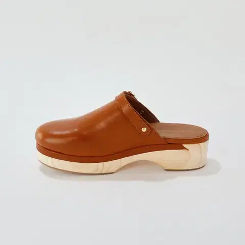 Kožené dřeváky na platformě