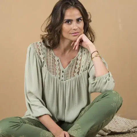 Jednobarevná kreponová halenka s macramé a 3/4 rukávy