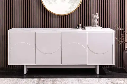 Estila Art deco obdélníkový čtyřdveřový bílý příborník Savonia s 3D reliéfem a mramorovou bílou deskou 180 cm
