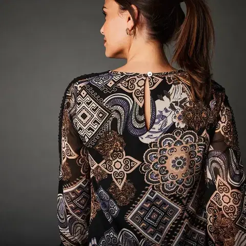 Rovné šaty s potiskem patchwork