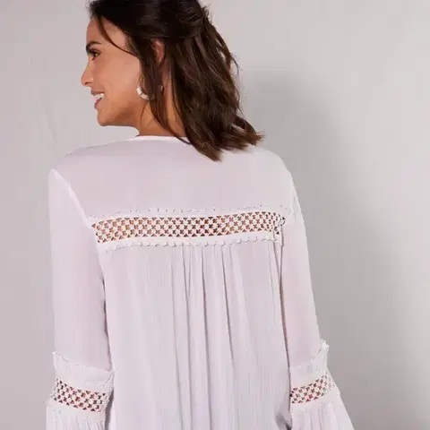 Jednobarevná halenka s macramé