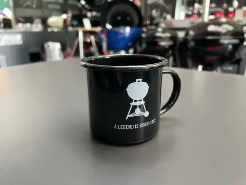 Smaltovaný hrnek s bílým grilem