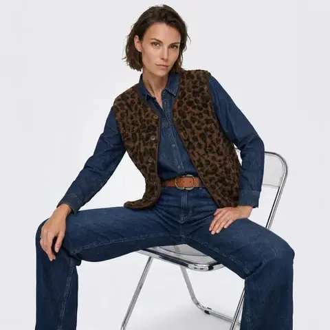 Buklé vesta s leopardím vzorem