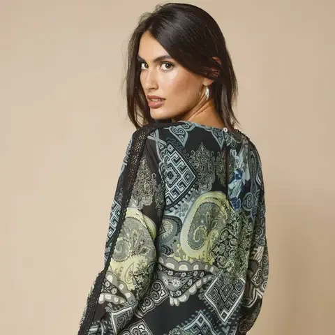 Rovné šaty s potiskem patchwork