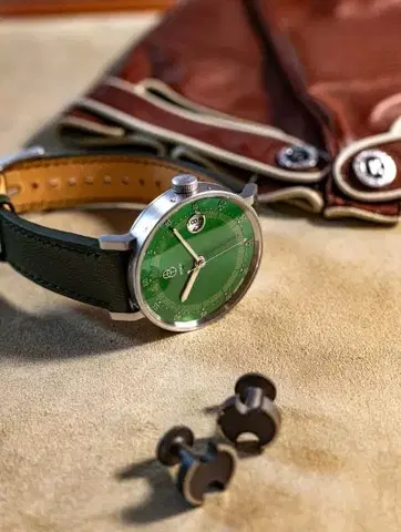 Robot Graphic Sutnar Chameleon Green