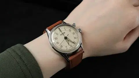Vulcain Cricket Classique 39 mm - Eggshell - Black Plain