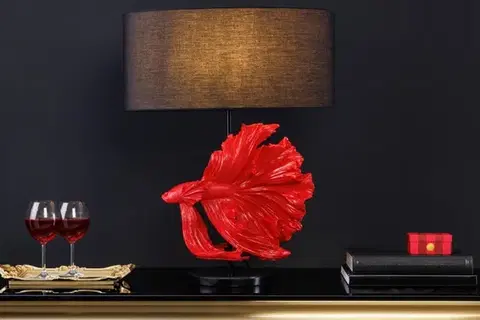 Estila Designová stolní lampa Sidoria s červenou podstavou ve tvaru ryby s černým kulatým stínítkem 64cm