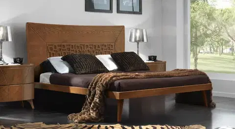 Estila Masivní manželská postel Varietty z hnědého dřeva s obdélníkovým čelem s vyřezávaným dekorem na nožičkách 160x200cm