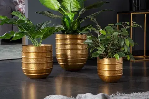 Estila Designový set tří art deco květináčů Baneli z kovu zlaté barvy s kladívkovým vzorem