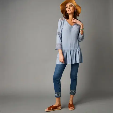 Kreponová halenka s macramé vzadu