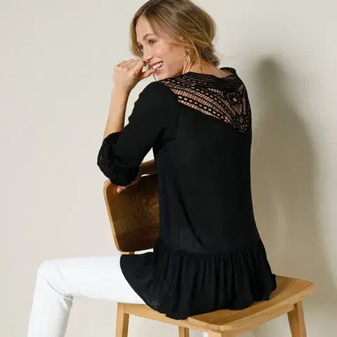 Volánová halenka s macramé vzadu