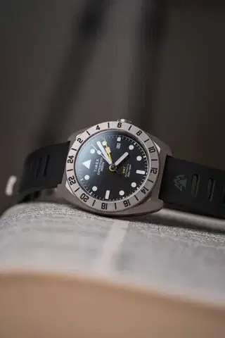 Timex Expedition GMT TW2W53000UK
