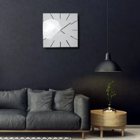 Elegantní hranaté hodiny bílé barvy