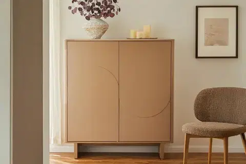 Estila Designová art deco barová skříňka Savonia s dvojitými dvířky s geometrickým reliéfem vlny v hnědé barvě 131 cm
