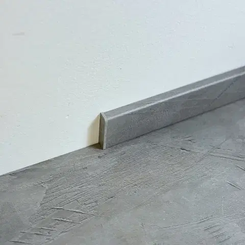 Egibi, Soklová lišta SPC RIGID Beton Nature 2 m, kout vnitřní 2 ks, šedá