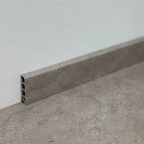 Egibi, Soklová lišta SPC RIGID Beige Stone 2 m, kout vnitřní 2 ks, šedá