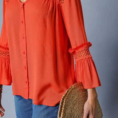 Jednobarevná halenka s macramé