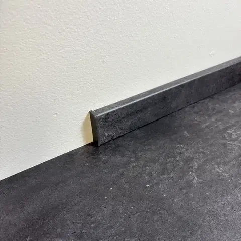 Egibi, Soklová lišta SPC RIGID Beton Šedý 2 m, kout vnitřní 2 ks, šedá