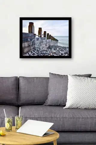 Wallity Obraz na MDF s rámem JÍZDNÍ KOLO U MOLA 56 x 41 cm